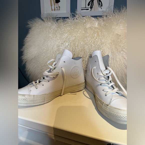 Converse White Leather Hightop Sneakers. - Picture 2 of 5